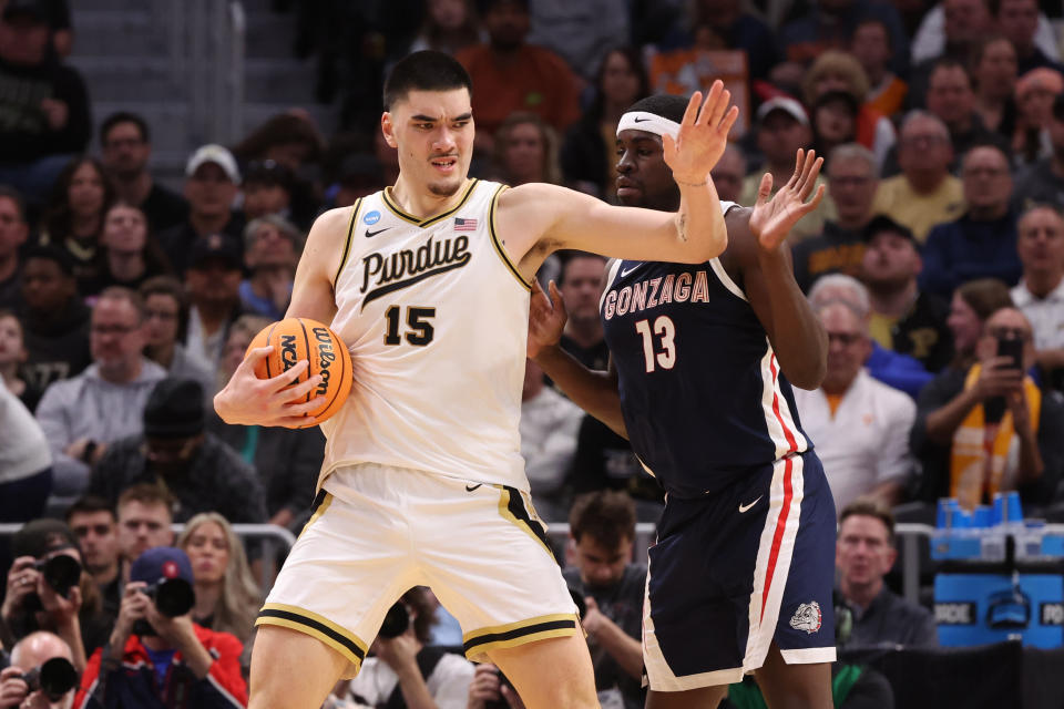 Zach Eddy ucztował i otrzymał mnóstwo pomocy po śmiercionośnym ataku na połowie kortu Purdue.  (Gregory Shamus/Getty Images)