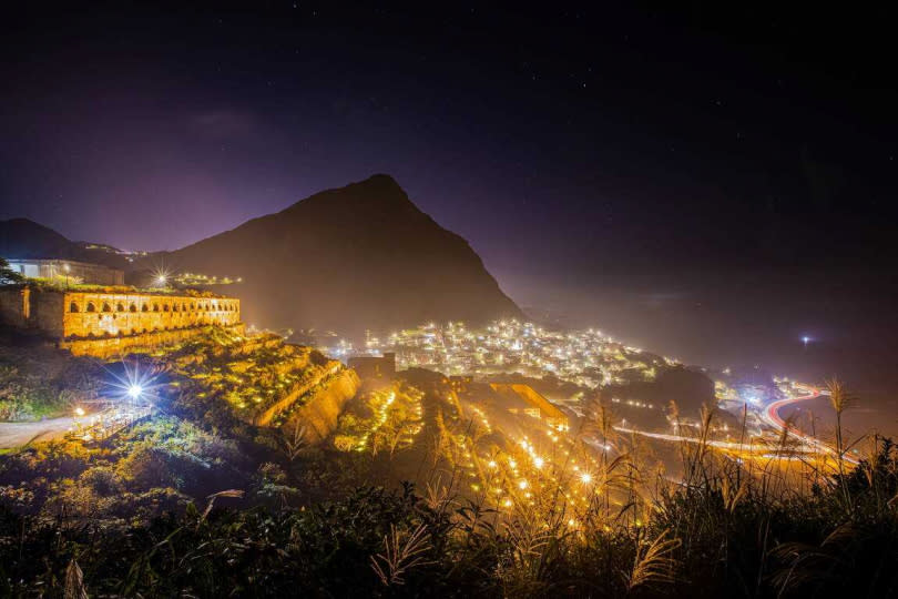 每天六點到九點夜間點燈後的十三層遺址，景色格外震撼迷人。（圖／新北市政府觀光旅遊局提供）