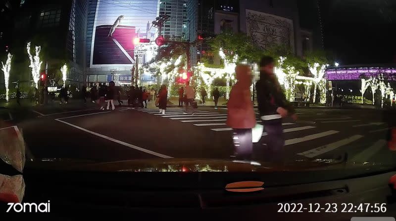 ▲網友分享開車日常，表示行人在紅燈號誌都已經亮起，還是在道路上散步聊天，讓要轉彎的駕駛很無奈。（圖/爆怨公社）