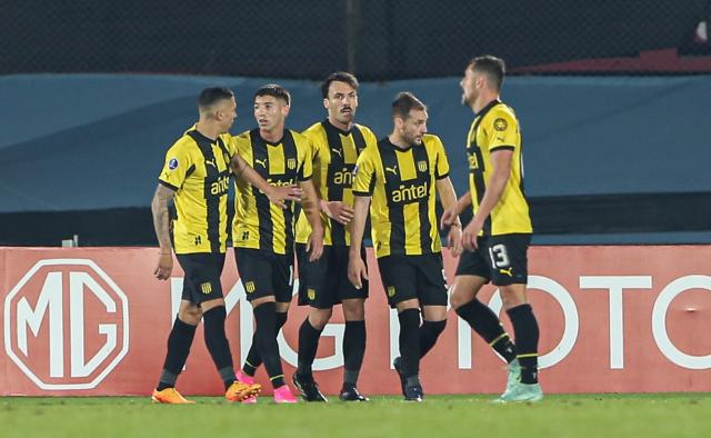 Peñarol gana y mantiene el liderato en la Tabla Anual del fútbol uruguayo