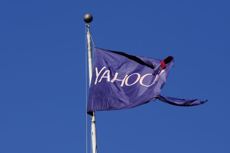 A tattered flag bearing the Yahoo company logo flies above a building in New York, U.S., October 31, 2016. REUTERS/Lucas Jackson