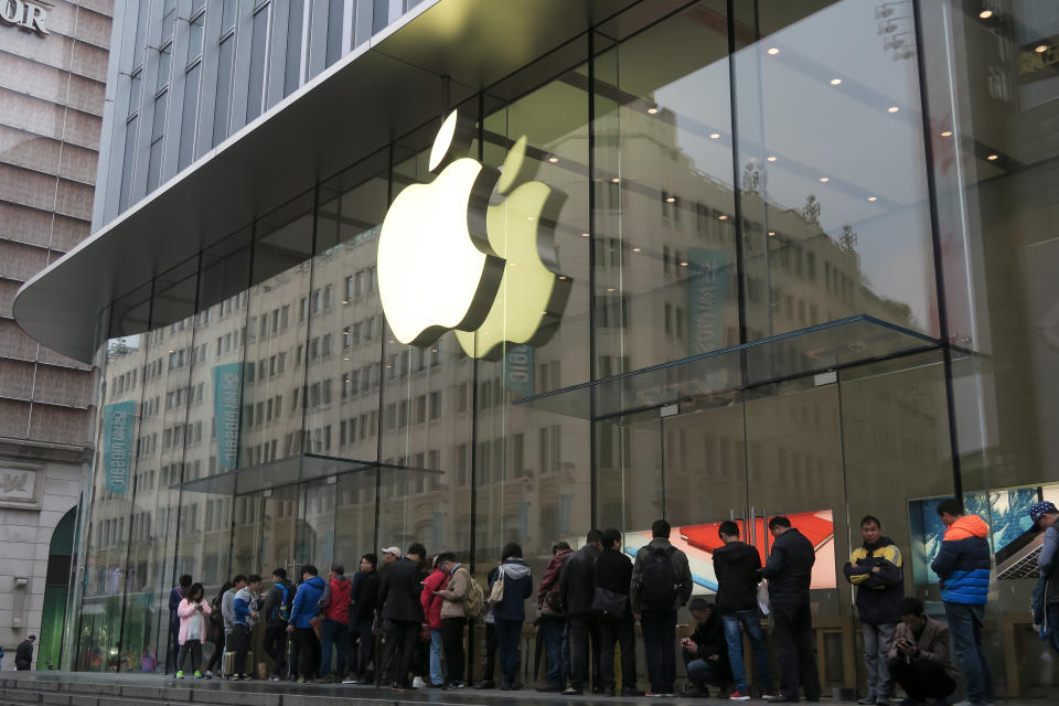 Eine lange Schlange vor einem Apple Store – nicht immer war das Unternehmen so populär wie heute. (Bild: Getty Images)