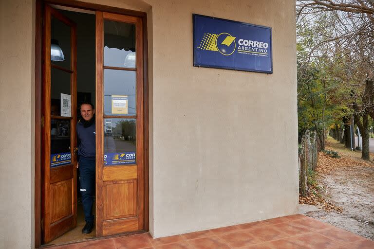 Mittino, en la puerta del correo antes de su cierre