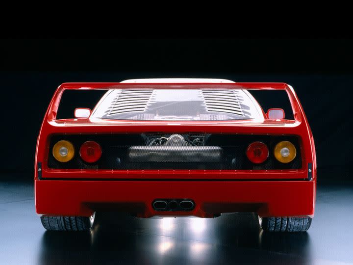 Ferrari F40配置三出排氣尾管。（圖／翻攝自Ferrari官網）
