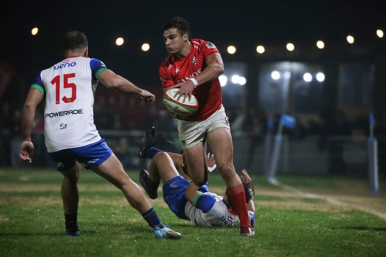 Felipe Mallía, hermano de Juan Cruz, el fullback de los Pumas, ataca con potencia y encara al tucumano Ramiro Moyano; Dogos XV sufrió para vencer como local a Yacaré XV, pero es finalista del Super Rugby Americas.