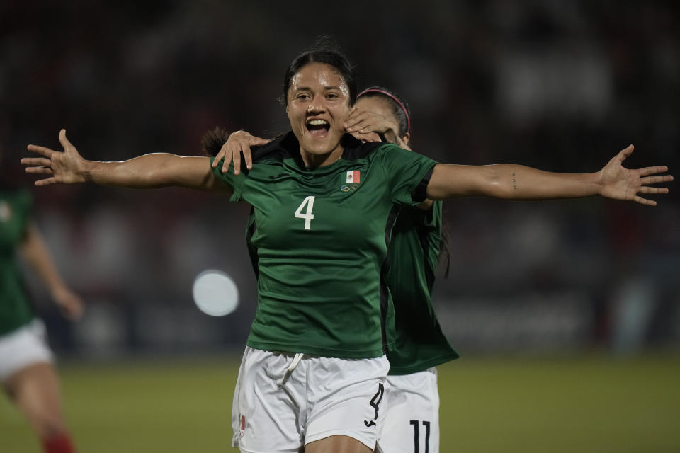 La mexicana Rebeca Bernal celebra tras abrir el marcador ante Chile durante la final del fútbol femenino en los Juegos Panamericanos en Valparaíso, Chile, el viernes 3 de noviembre de 2023. (AP Foto/Eduardo Verdugo)