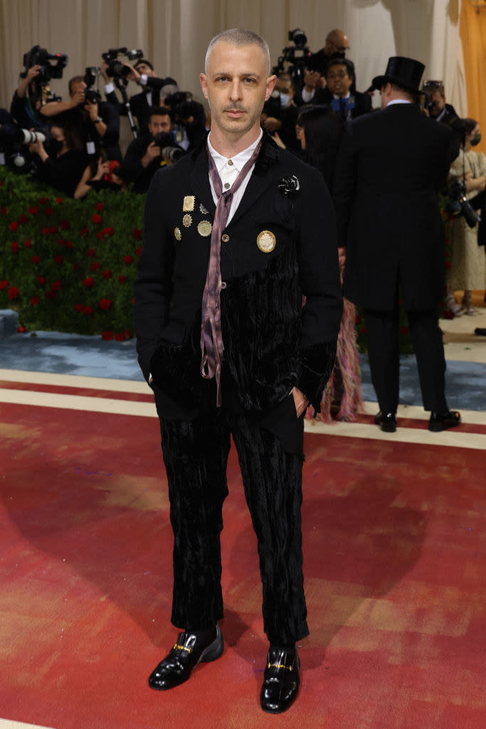 Jeremy Strong wearing a suit on the red carpet