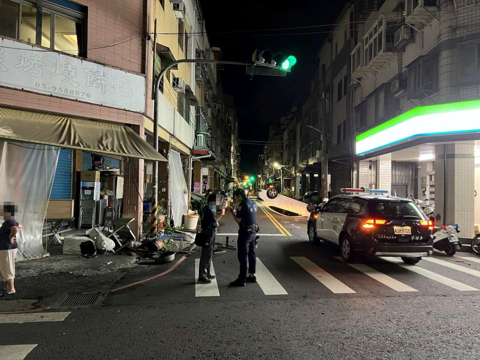 黃男自撞路邊車輛及民宅。（圖／東森新聞）