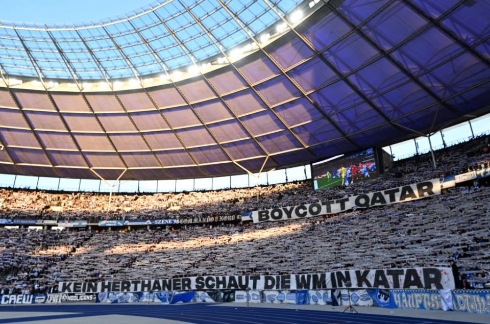 In den Bundesliga-Stadien war es in den vergangenen Wochen oft zu hören: boykottiert die WM in Katar! - Copyright: Soeren Stache/picture alliance via Getty Images