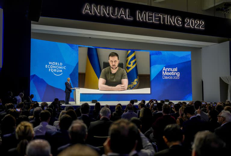 El presidente de Ucrania, Volodymyr Zelenskyy, aparece en una pantalla durante un discurso a distancia desde Kiev, durante el Foro Económico Mundial en Davos, Suiza, el lunes 23 de mayo de 2022.  (AP Foto/Markus Schreiber)