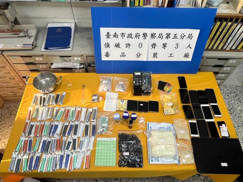 警方於現場查獲共重達2,3公斤的各式毒品，以及多樣分裝工具與涉案用具等證物。（圖／翻攝畫面）