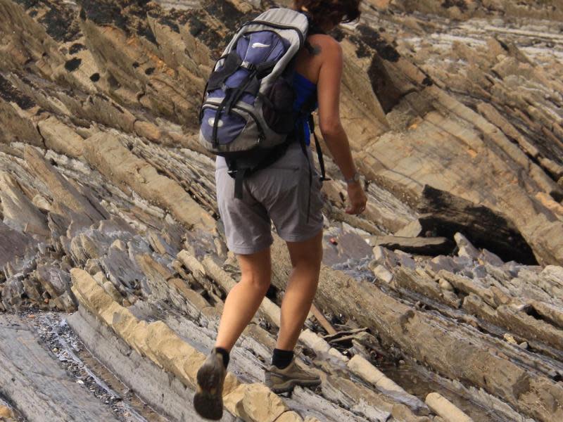 Um Verletzungen zu vermeiden, erfordert die Wanderung über die teilweise scharfkantigen Flysch-Formationen festes Schuhwerk. Foto: Manuel Meyer