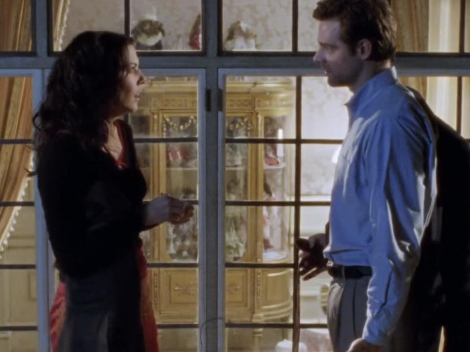 lorelai and christopher standing on a balcony on an episode of gilmore girls