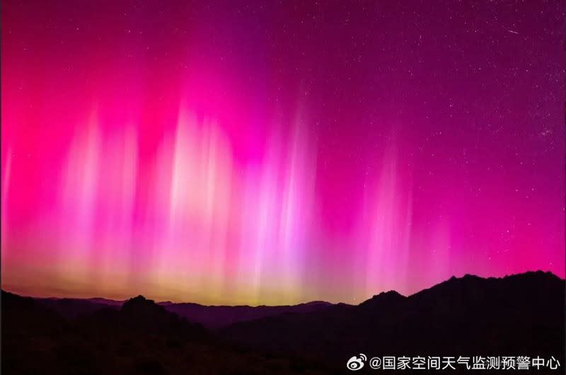 中國黑龍江漠河和新疆部分地區天空出現驚人變化，多個城市都出現極光美景。翻攝自中國國家空間天氣監測預警中心