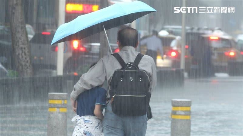 雷雨猛炸，外出小心。（示意圖／記者邱榮吉攝影）