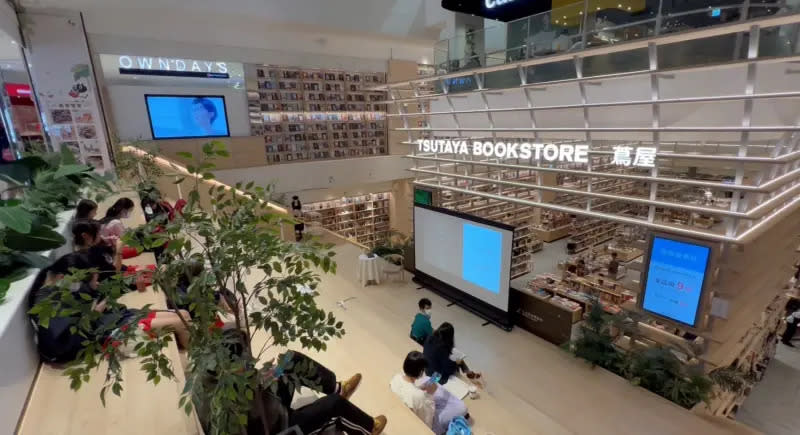 ▲TSUTAYA BOOKSTORE新竹湳雅店採挑空14米製造出兩層樓高的空間感，搭配階梯式閱覽空間，給民眾不一樣的探店體驗。（圖／記者陳建彰攝）