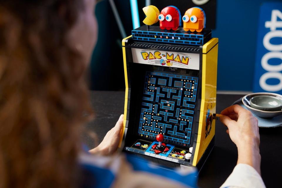 A crank on the side of the Lego arcade cabinet lets you move Pac-Man and the ghosts around (Lego Pac-Man)