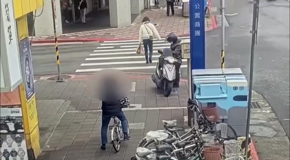 犯嫌竊取腳踏車，揚長而去之畫面。（圖/記者 張泓笙翻攝）