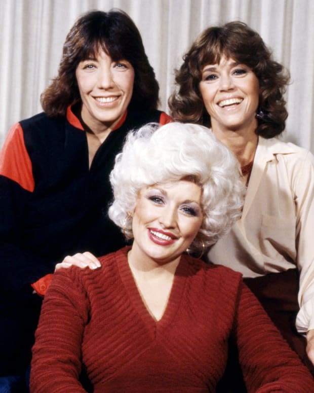 Lily Tomlin, <a href="https://parade.com/1059087/lindsaylowe/dolly-parton-husband-carl-dean-marriage/" rel="nofollow noopener" target="_blank" data-ylk="slk:Dolly Parton;elm:context_link;itc:0;sec:content-canvas" class="link ">Dolly Parton</a> and Jane Fonda promote "9 to 5."<p>Silver Screen Collection/Getty Images</p>