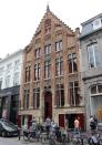 En Brujas se encuentra este otro restaurante que no desentona en absoluto con la arquitectura de la preciosa ciudad belga. (Foto: Twitter / <a href="http://twitter.com/hannes_bhc/status/1259082028055658497?s=20" rel="nofollow noopener" target="_blank" data-ylk="slk:@hannes_bhc;elm:context_link;itc:0;sec:content-canvas" class="link ">@hannes_bhc</a>).