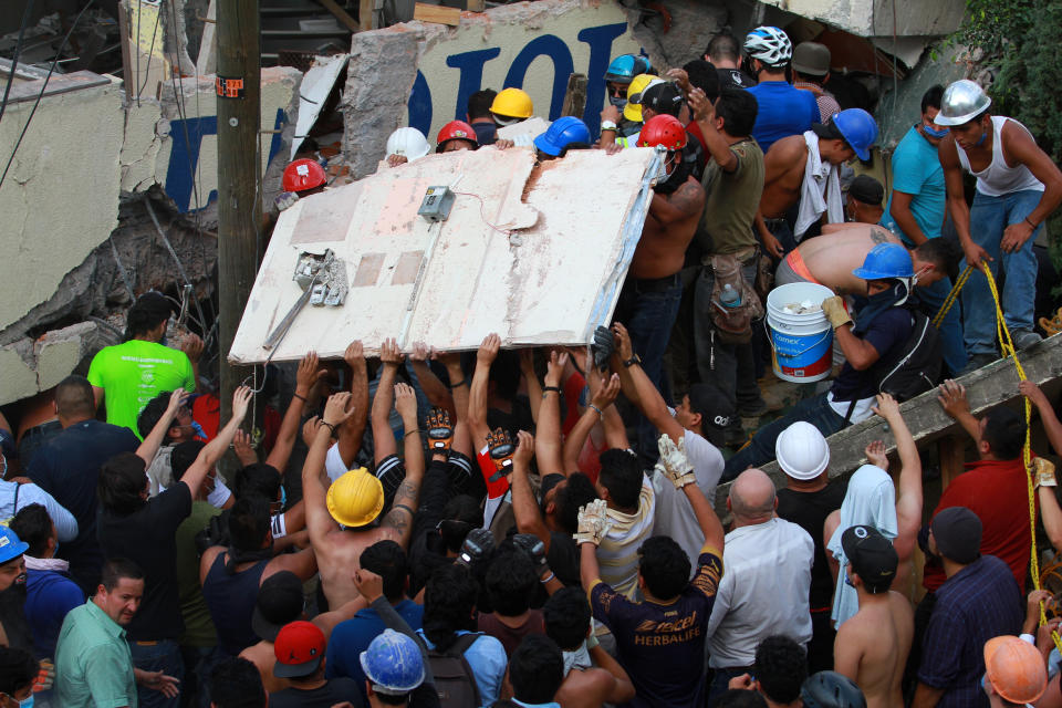 En 2017 como en 1985, la inmensa solidaridad de los mexicanos ha brillado y sido clave en medio de la desolación de los terremotos que azotaron a la Ciudad de México y otras regiones el día 19 de septiembre de ambos años. (Xinhua/ZUMA Wire)