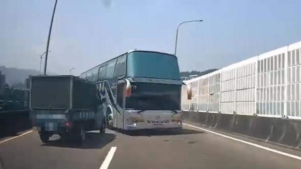 駕駛嚇壞緊急剎車。（圖／翻攝Facebook重機車友 ❘ 各區路況天氣、資訊分享中心人）