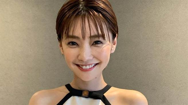 日本女星倉科加奈（倉科カナ）近日登上女性雜誌罕見脫衣，秀出傲人上圍曲線。（圖／IG@ kanakurashina_official）