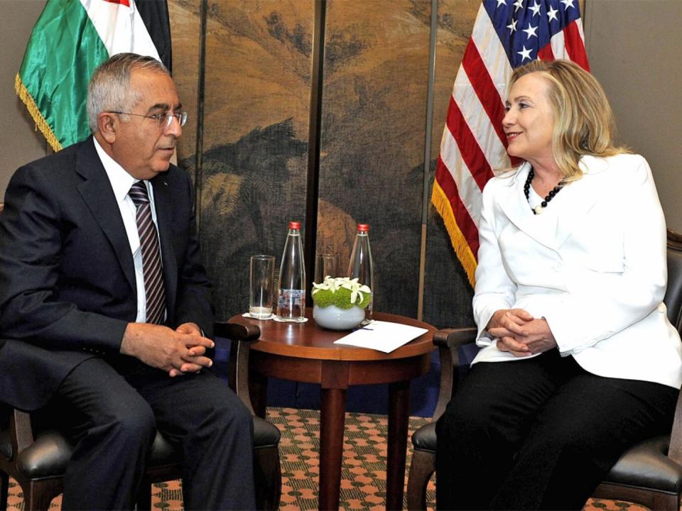 Salam Fayyad speaks with Hillary Clinton in 2012 (EPA)