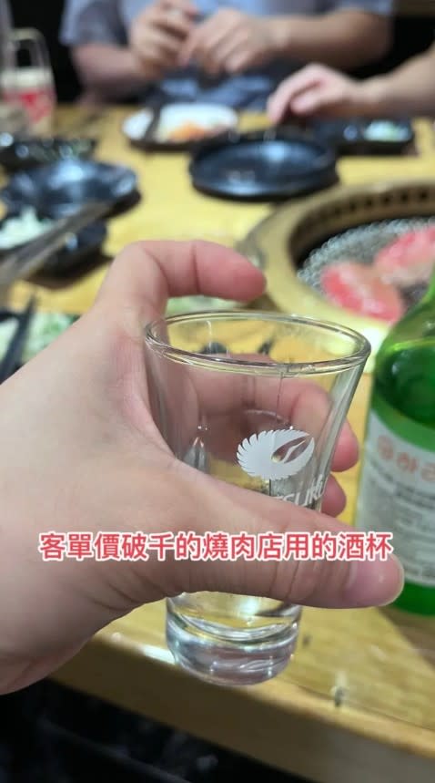 <cite>原PO和好友在該餐廳聚餐時被呈上破裂的酒杯。（圖／翻攝自Dcard）</cite>