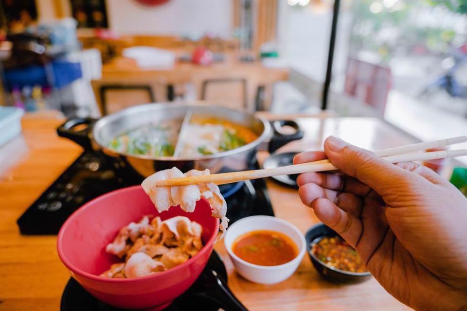 台灣人超愛吃火鍋，蘇丹紅若大部分做成沙茶醬，恐已被不少民眾全吃下肚。（示意圖／Shutterstock／達志）