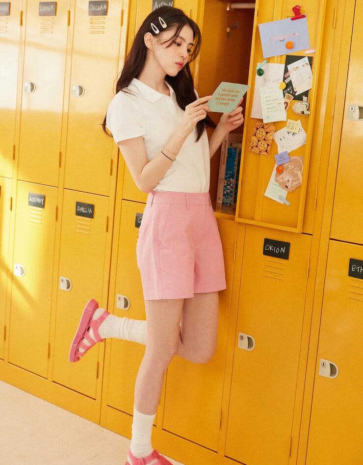 韓韶禧則以Polo衫搭配，俏麗又活潑的玫瑰粉色西裝短褲