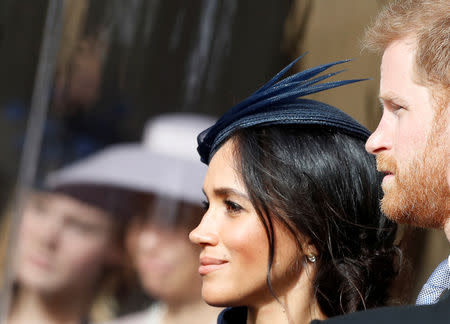 El príncipe Harry y su esposa Meghan, duquesa de Sussex, sonríen mientras esperan la procesión nupcial en la boda de la princesa Eugenia de York y Jack Brooksbank en la capilla de San Jorge, Castillo de Windsor, Gran Bretaña, 12 de octubre de 2018. Alastair Grant / Pool a través de REUTERS