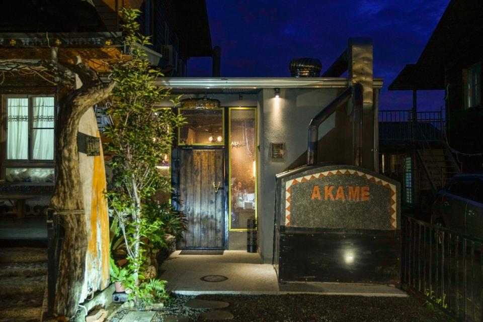 入夜後，燈火通明的Akame成了全村最熱鬧的地方。