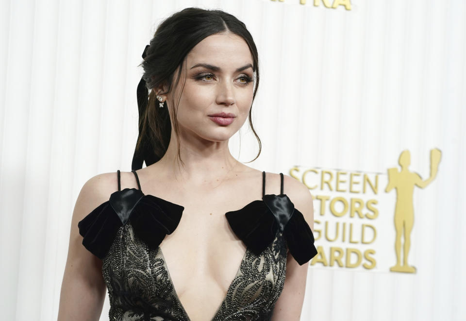 Ana de Armas arrives llega a la 29a entrega anual de los Premios del Sindicato de Actores de la Pantalla el domingo 26 de febrero de 2023, en el hotel Fairmont Century Plaza en Los Angeles. (Foto Jordan Strauss/Invision/AP)