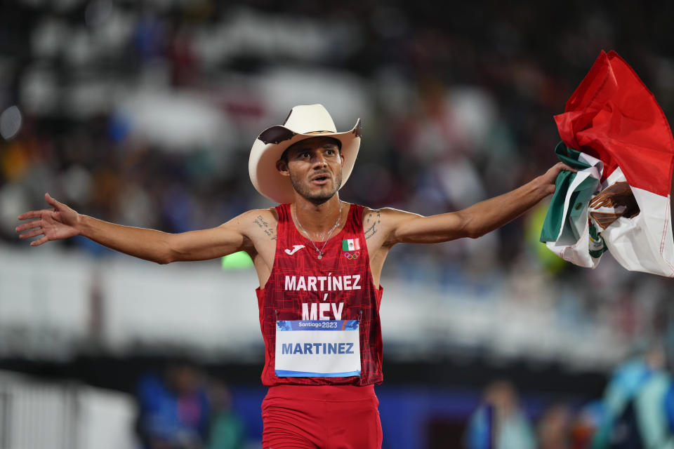 El mexicano Fernando Martínez celebra tras ganar la medalla de oro de los 5.000 metros del atletismo de los Juegos Panamericanos en Santiago, Chile, el martes 31 de octubre de 2023. (AP Foto/Natacha Pisarenko)