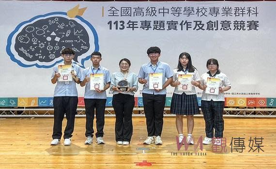 （觀傳媒雲林新聞）【記者洪佳伶／雲林報導】112學年度全國專題製作競賽，今年土庫商工建築科參加土木與建築群專題組，一路從初賽拚到決賽，並參加5月2至4日於臺北師大舉辦的全國決賽，除了帶著實體模型以及海報背板現場佈置之外，還需要現場透過口試問答的方式，與評審委員介紹主題特色，最後獲得評審一致認同，榮獲專題組全國冠軍的佳績，也改寫土商歷屆專題製作最佳的成績紀錄，消息傳回土商，師生歡心振奮，半年多來一路過關斬將，總算贏得勝利的果實。