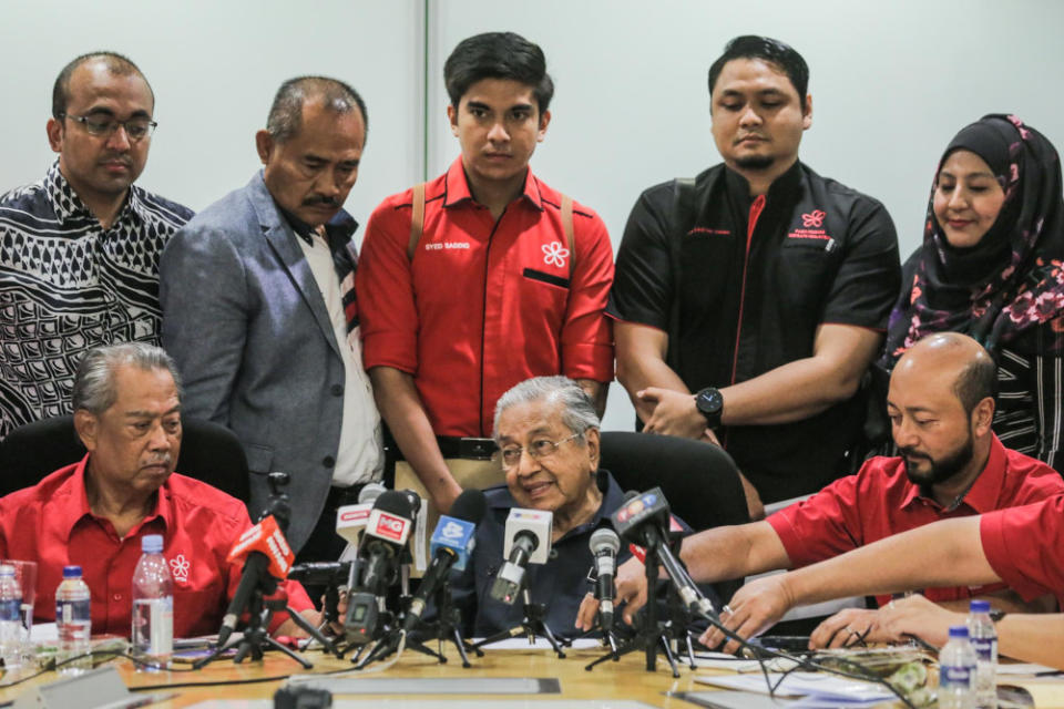 Bersatu chairman Tun Dr Mahathir Mohamad speaks to reporter at a press conference at the Bukhary Foundation, Kuala Lumpur January 17, 2020. — Picture by Hari Anggara