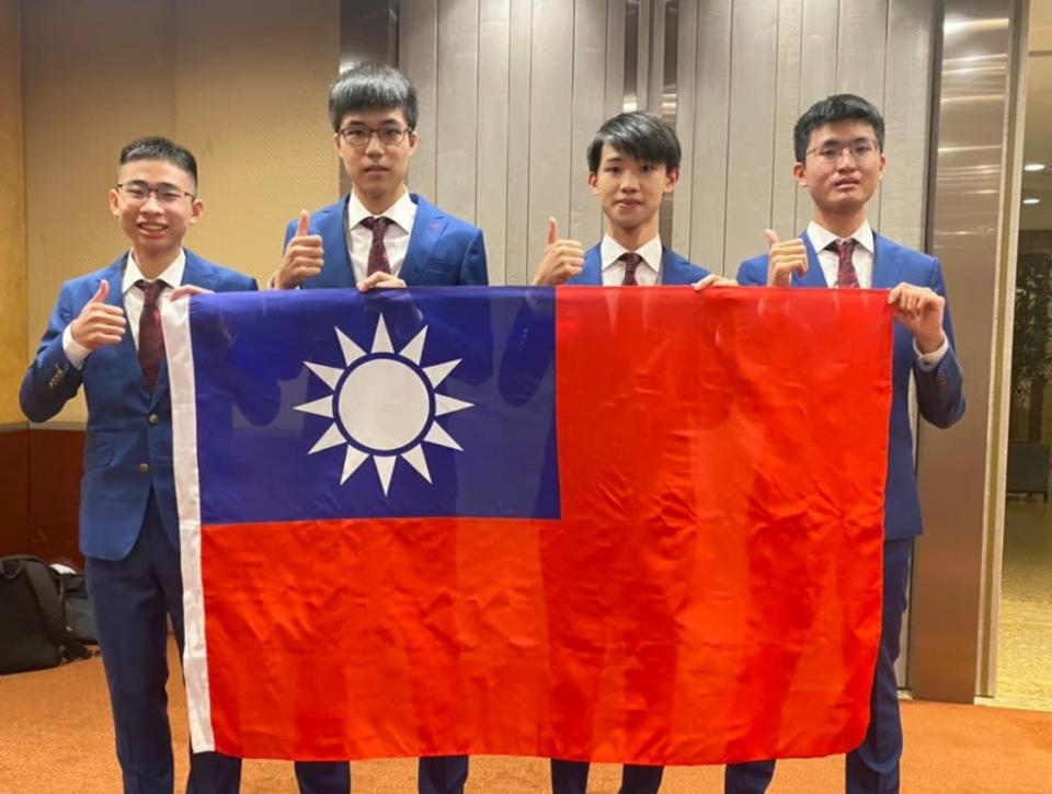 國際化學奧林匹亞競賽，台灣獲得四金排名世界第一。圖為代表隊四位金牌獲獎者劉耀璘（左起）、陳品羲、趙訢閎、陳楷鈞。（教育部提供）
