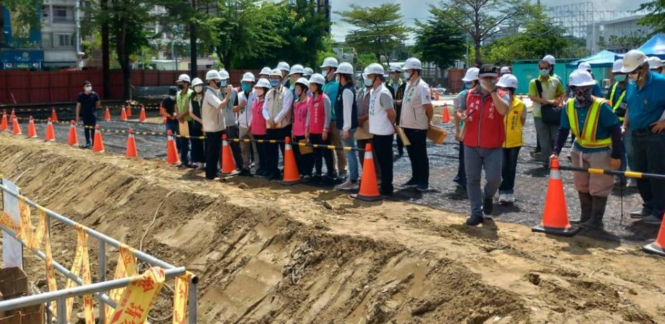 台南市長黃偉哲視察施工中的文忠公園調節池工程。（記者張淑娟攝）