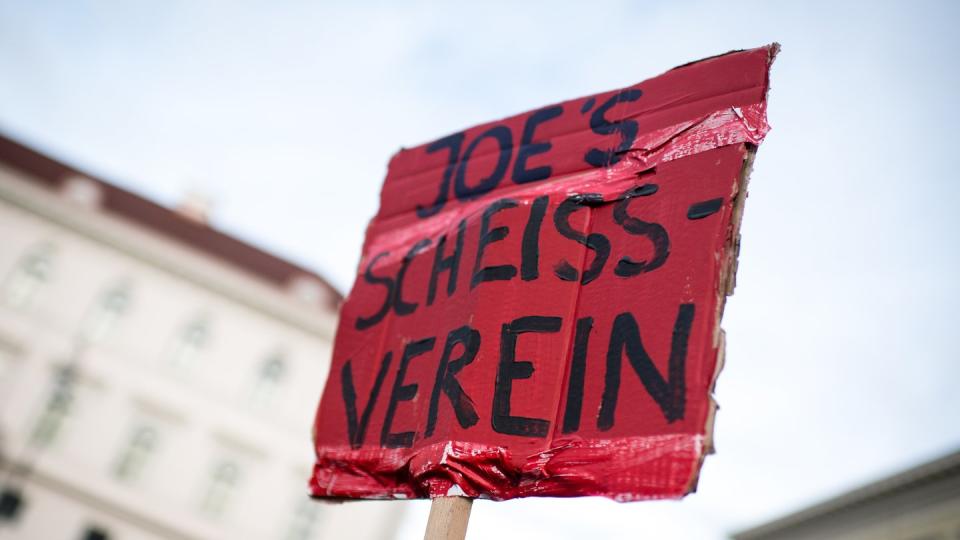 Klare Worte: Ein Demonstrant hält während einer Protestaktion von Fridays for Future vor der Siemens-Zentrale ein Schild mit der Aufschrift «Joe's Scheiss-Verein».