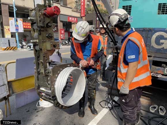 施工人員進行免開挖區段整建事前作業，將板帶材料進行裁切。(新北市政府水利局提供)