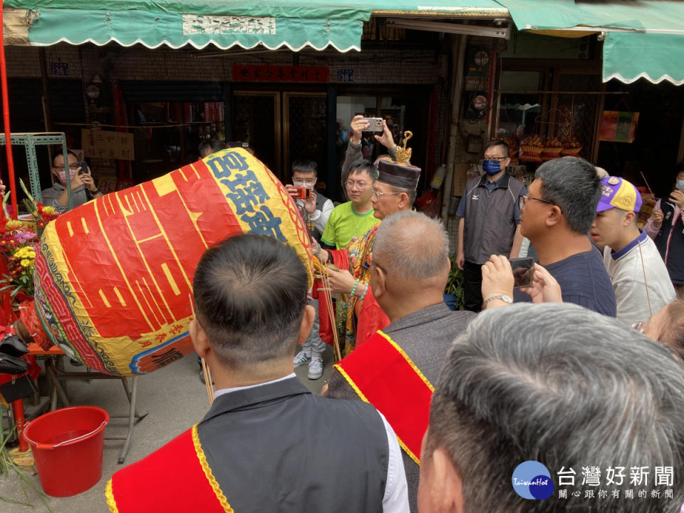 彰化南瑤宮甲辰年笨港進香前「置天台」， 豎8公尺進香頭旗。圖／記者鄧富珍攝