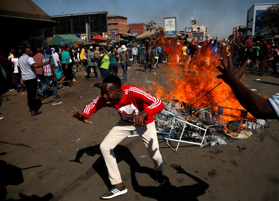 <p>Supporters of the opposition Movement for Democratic Change party (MDC) of Nelson Chamisa react as they block a street in Harare, Zimbabwe, August 1, 2018. (Photo: Siphiwe Sibeko/Reuters) </p>