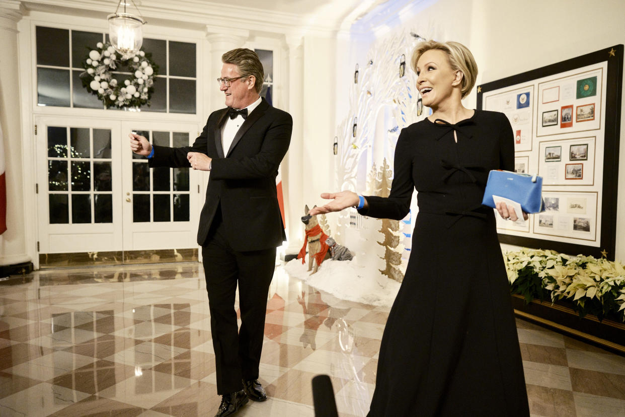 Joe Scarborough y Mika Brzezinski llegan a una cena de Estado con Francia, en la Casa Blanca en Washington, el jueves 1.° de diciembre de 2022. (T.J. Kirkpatrick/The New York Times).