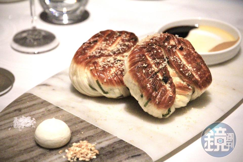 隱藏版菜單「三星蔥花捲麵包」，以宜蘭在地三星蔥手工製成蔥花捲，高溫煎製後吃起來表皮酥脆、口感扎實。