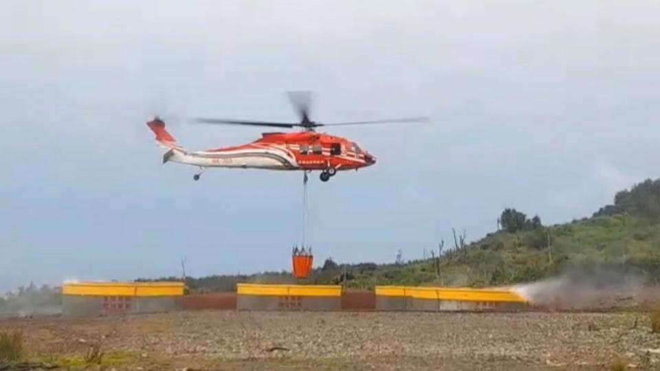 空勤直升機取用綠島500噸消防蓄水池救火(圖/林保署台東分署提供)