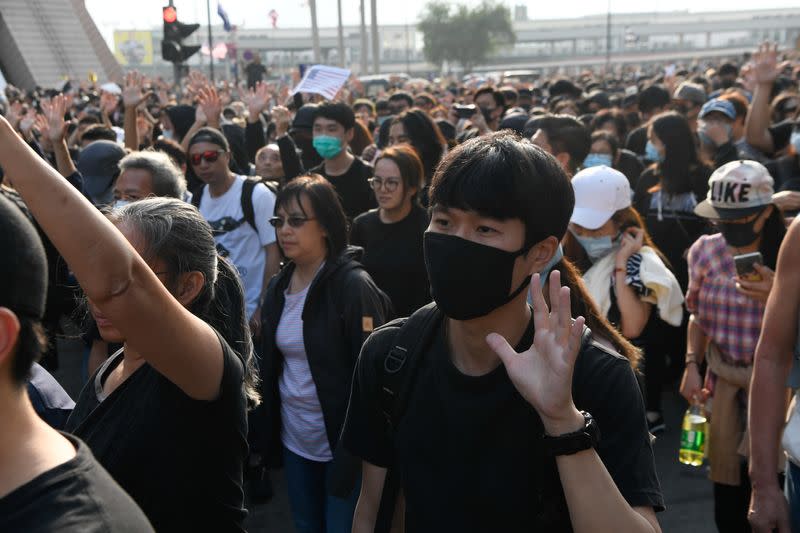 HONG KONG: NOUVELLES MANIFESTATIONS, LA POLICE TIRE DES LACRYMOGÈNES