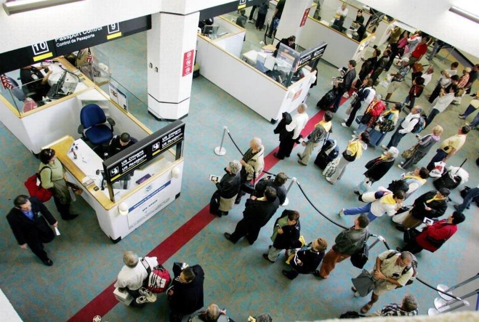 Viajeros internacionales hacen fila en Inmigración en el Aeropuerto Internacional de Miami a la espera de ser aprobada su entrada en EEUU.