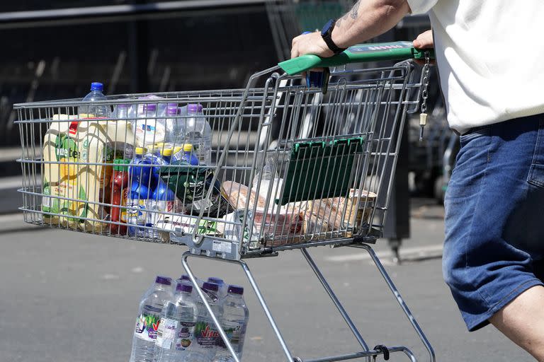 Un hombre empuja un carrito de compras afuera de un supermercado en Gelsenkirchen, Alemania, el 31 de mayo de 2023. 