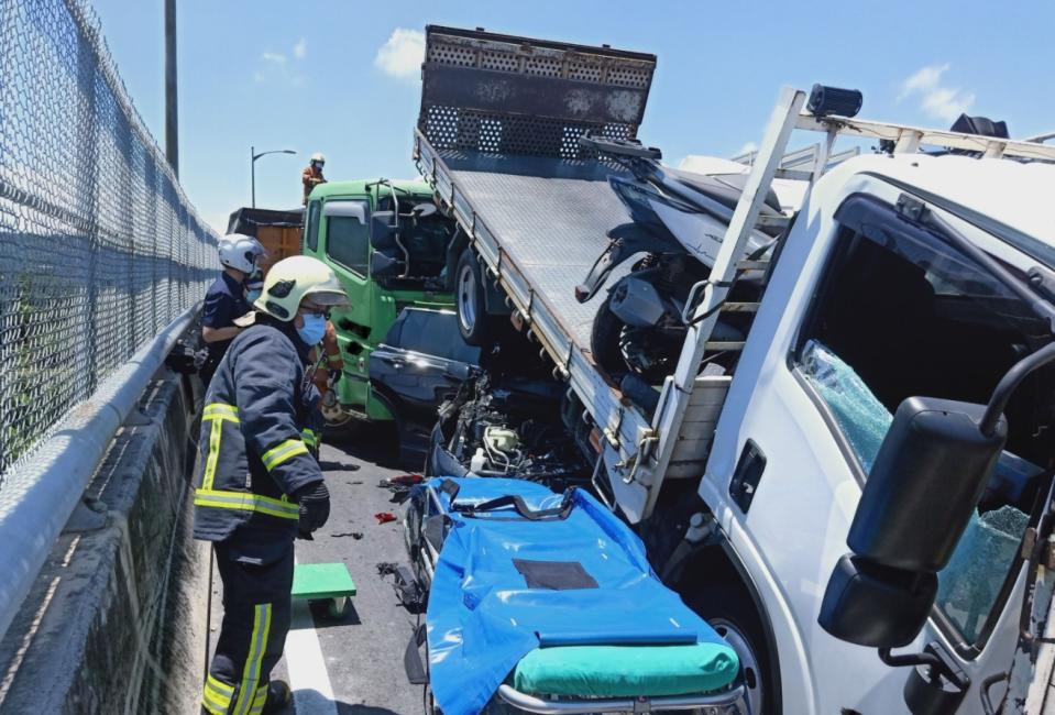 台64線八里區下商港路的引道上發生多車追撞重大車禍，警消獲救搶救。
（翻攝照片）